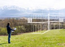 Homme qui regarde les plans de sa future maison MACSF